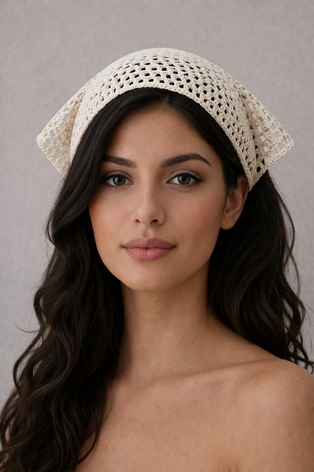 Bandana bianco latte traforata all'uncinetto indossata sui capelli