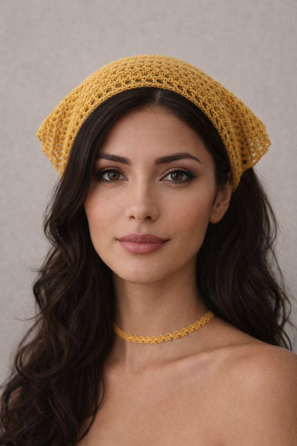 Bandana giallo senape all'uncinetto con collana coordinata vista frontale