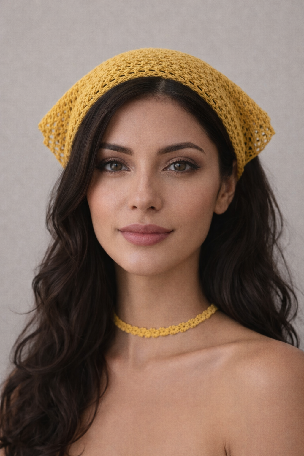 Bandana giallo senape all'uncinetto con collana coordinata vista laterale