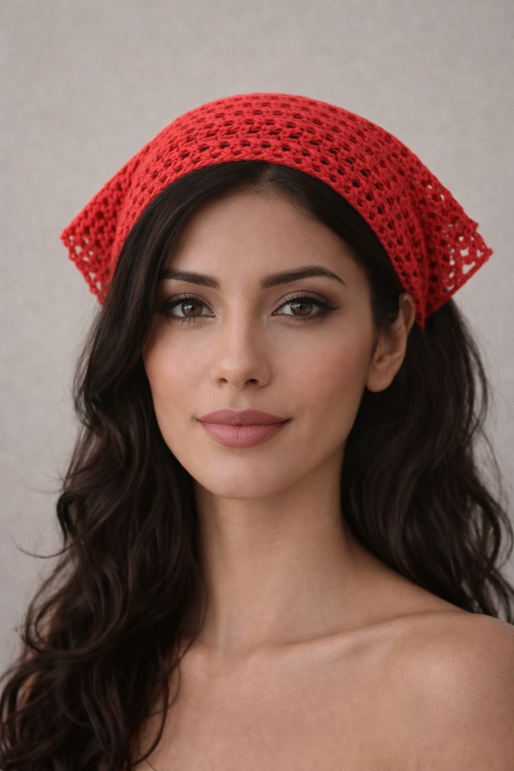 Bandana rosa corallo traforata all'uncinetto indossata sui capelli