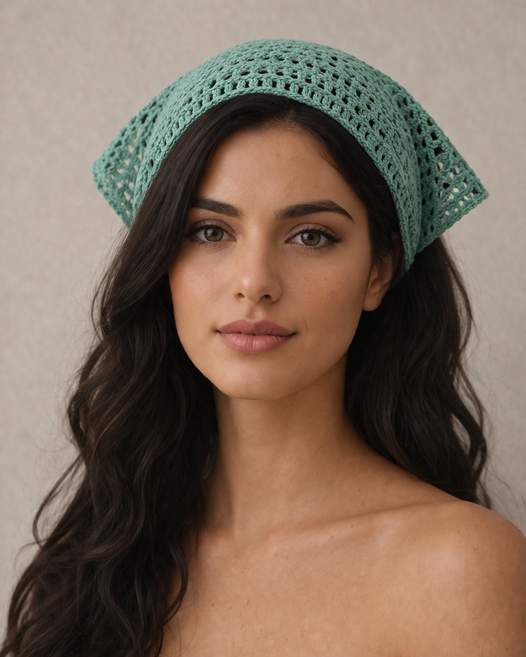 Bandana verde smeraldo traforata all'uncinetto indossata sui capelli