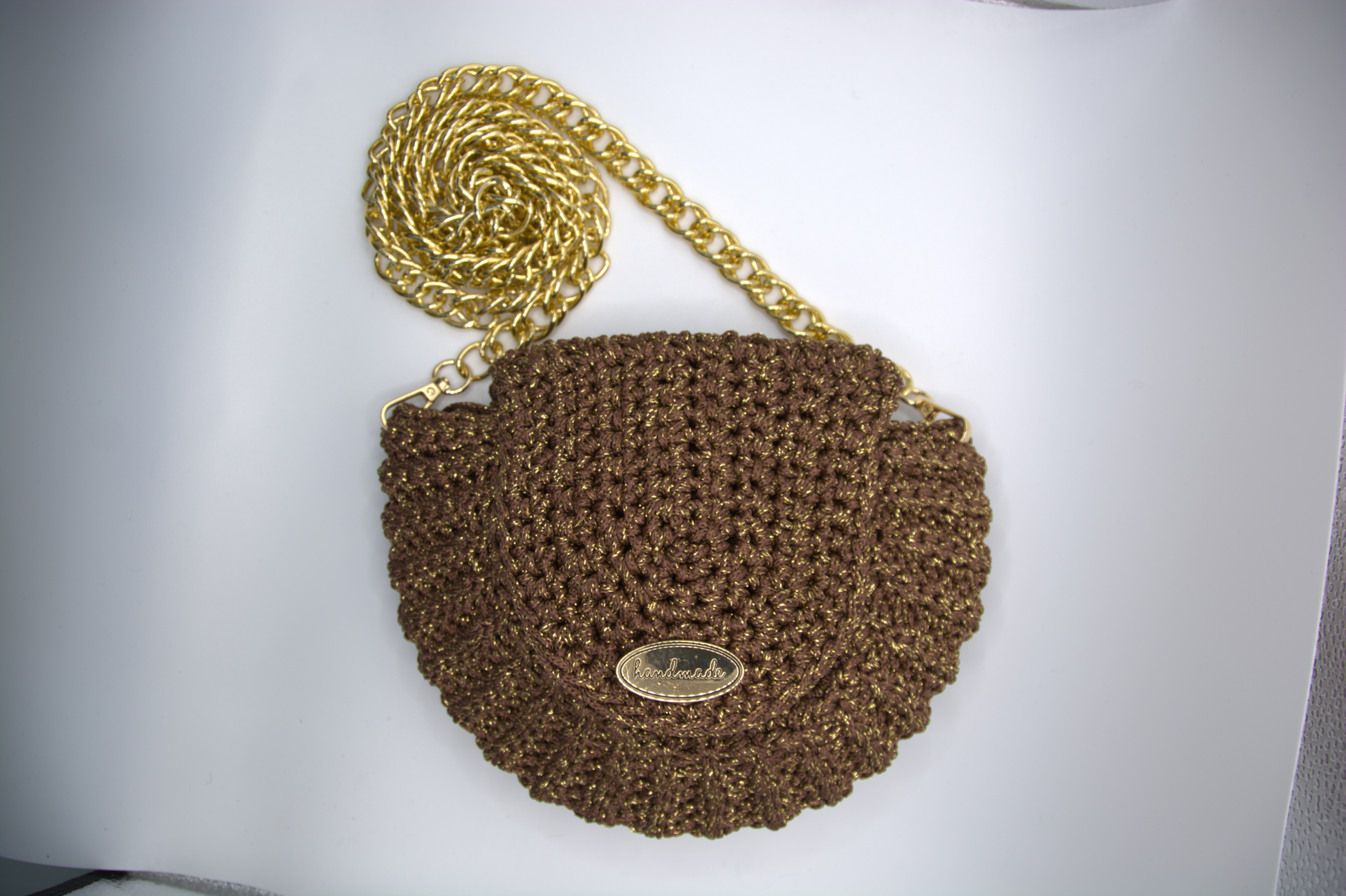 Borsa conchiglia color bronzo all'uncinetto con riflessi e catena dorata