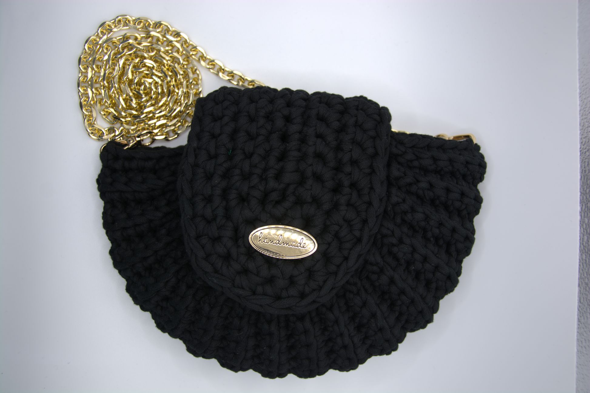 Borsa conchiglia nera all'uncinetto con catena e dettagli color oro