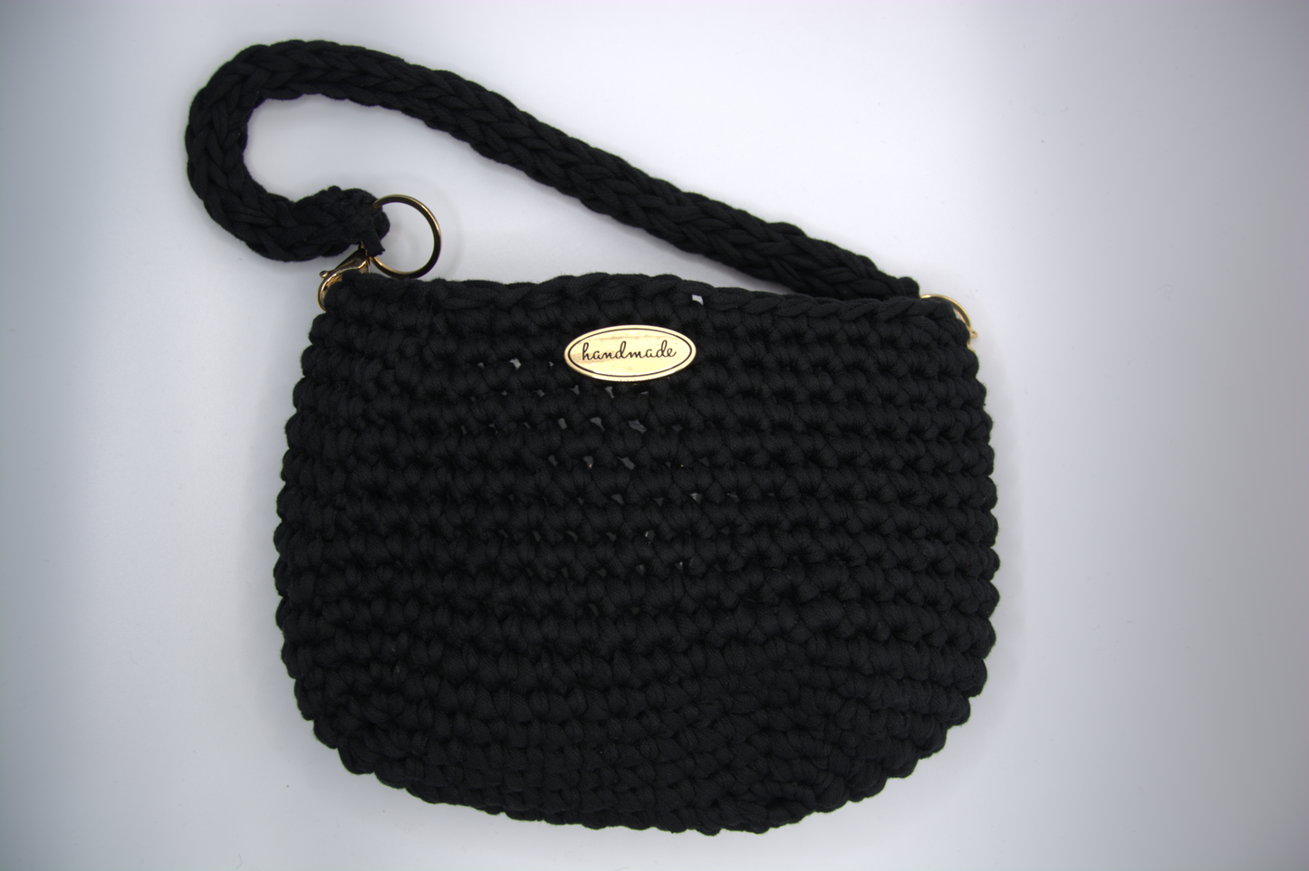 Borsa conchiglia nera all'uncinetto con cordone tessile e patta