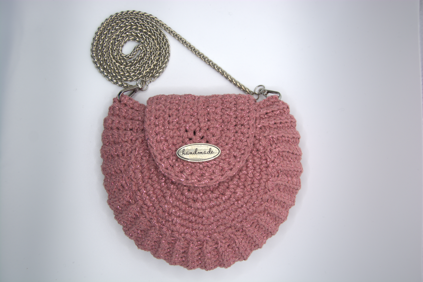 Dettaglio della lavorazione a ventaglio della borsa conchiglia rosa