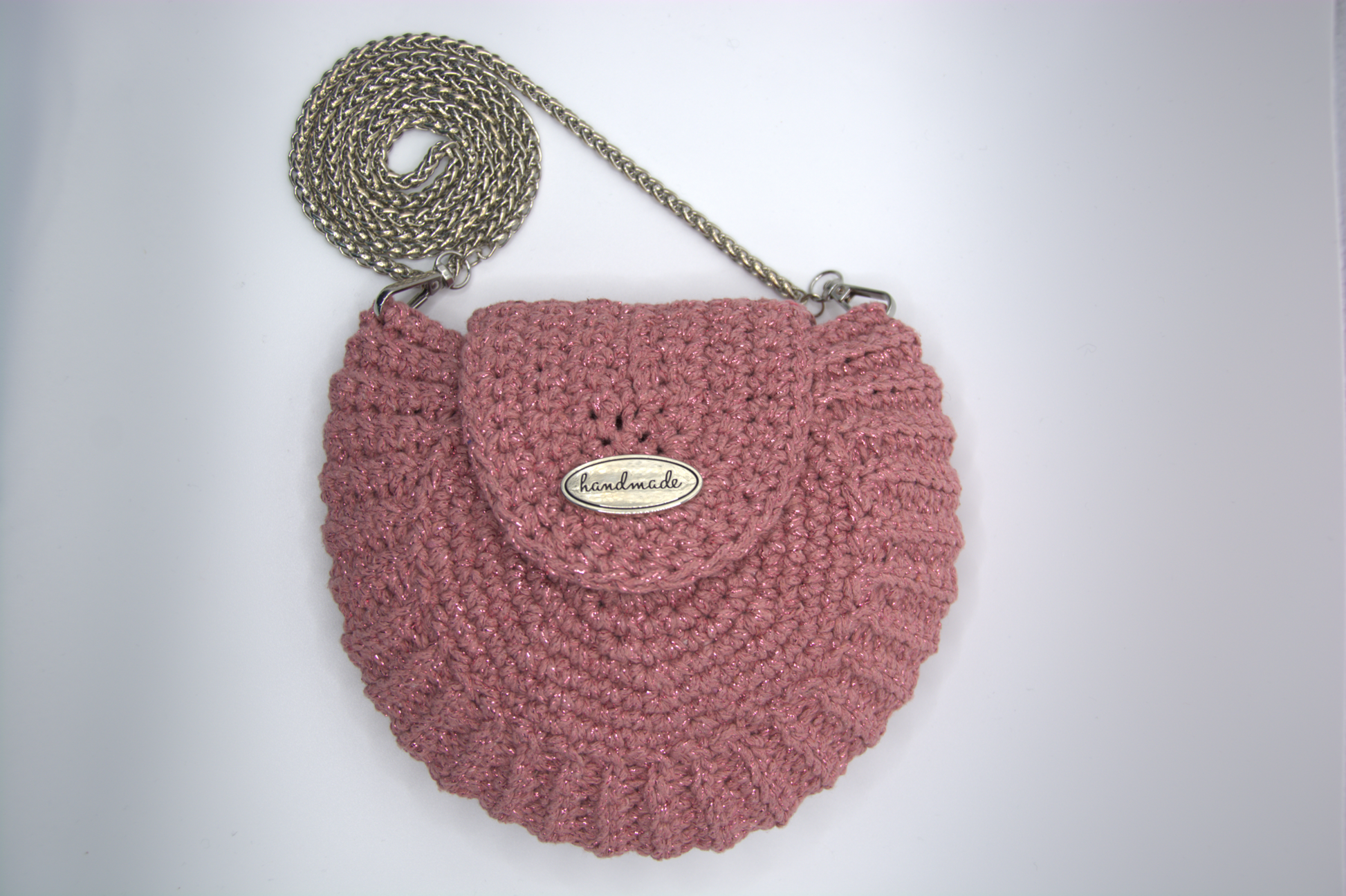 Dettaglio della lavorazione a ventaglio della borsa conchiglia rosa