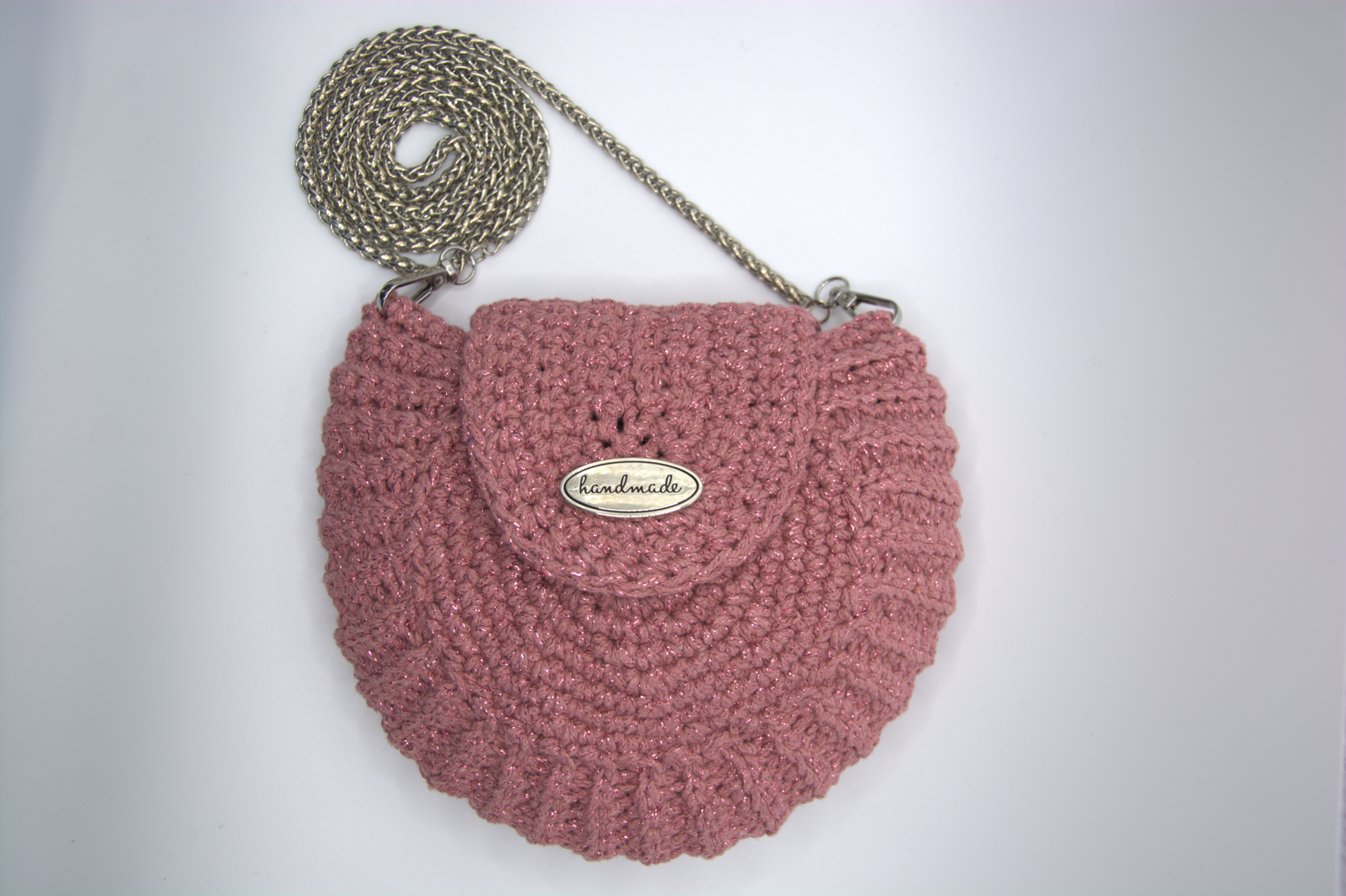 Borsa conchiglia rosa all'uncinetto con patta e tracolla a catena