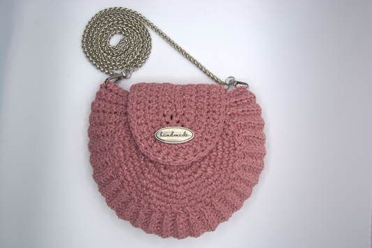 Borsa conchiglia rosa all'uncinetto con patta e tracolla a catena