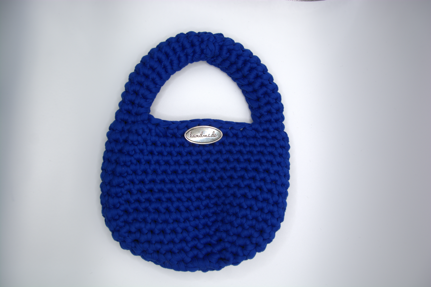 Dettaglio della lavorazione crochet e del manico della mini bag blu notte
