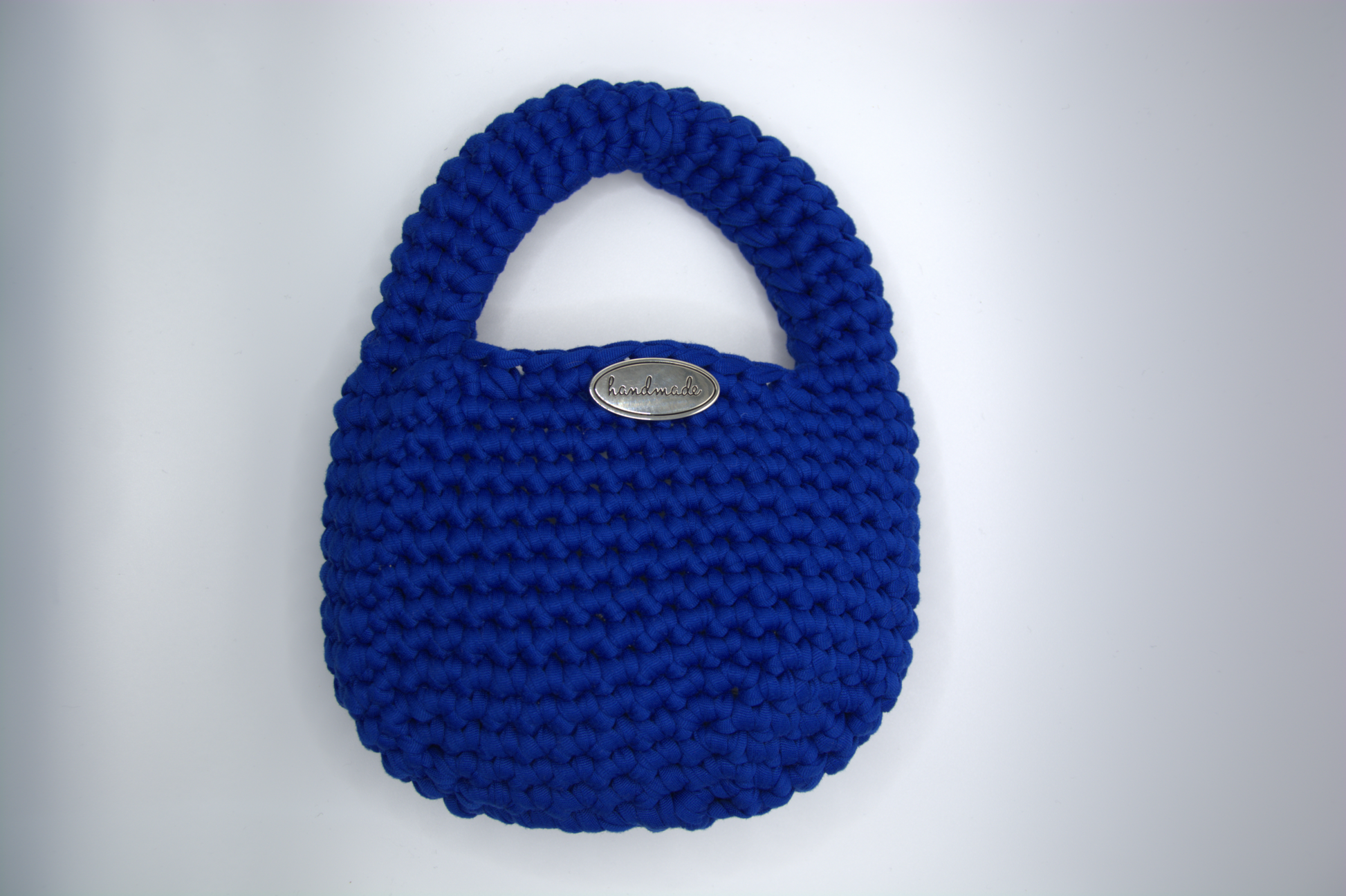 Mini bag blu notte all'uncinetto con manico integrato vista frontale