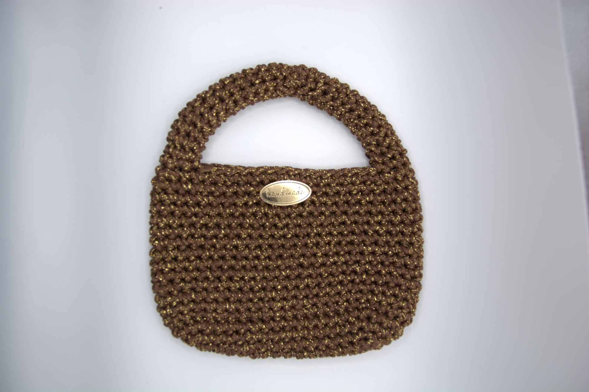 Mini bag color cacao all'uncinetto con manico integrato vista frontale