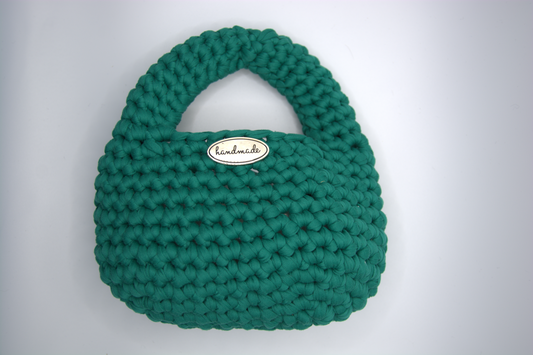Dettaglio della lavorazione crochet e del manico della mini bag verde bosco