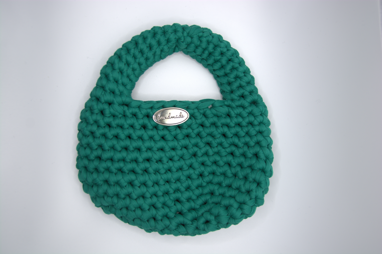 Mini bag verde bosco all'uncinetto con manico integrato vista frontale