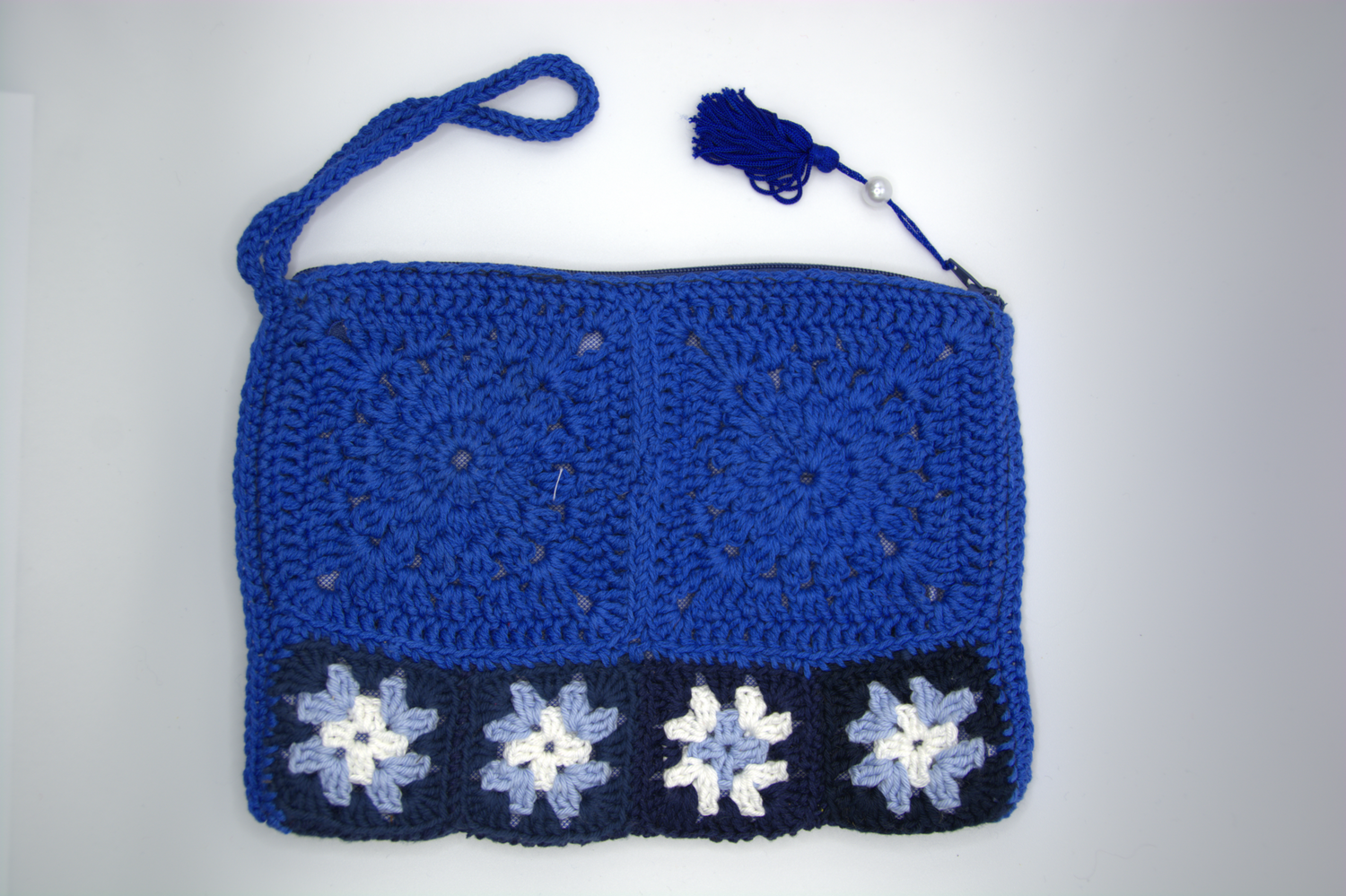 Pochette maxi blu all'uncinetto con pannelli granny e nappina