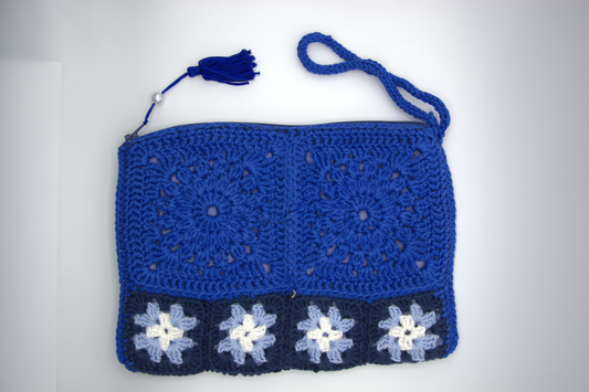 Retro della pochette maxi blu lavorata all'uncinetto