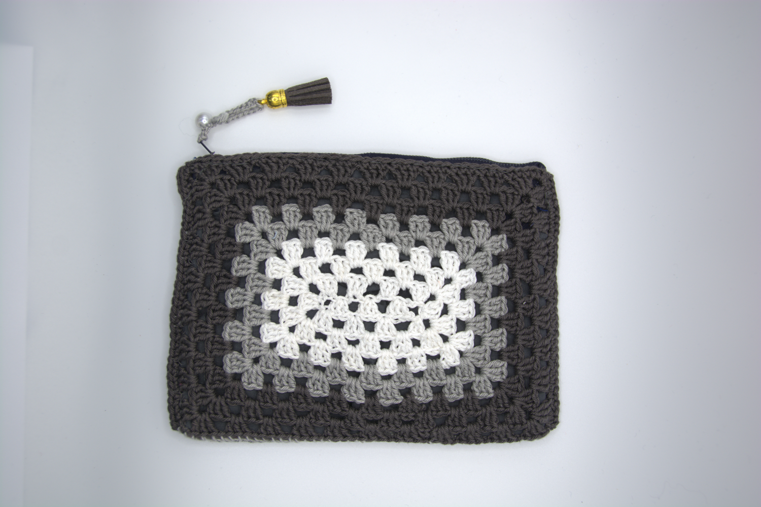 Pochette maxi grigia all'uncinetto con grande motivo granny e nappina
