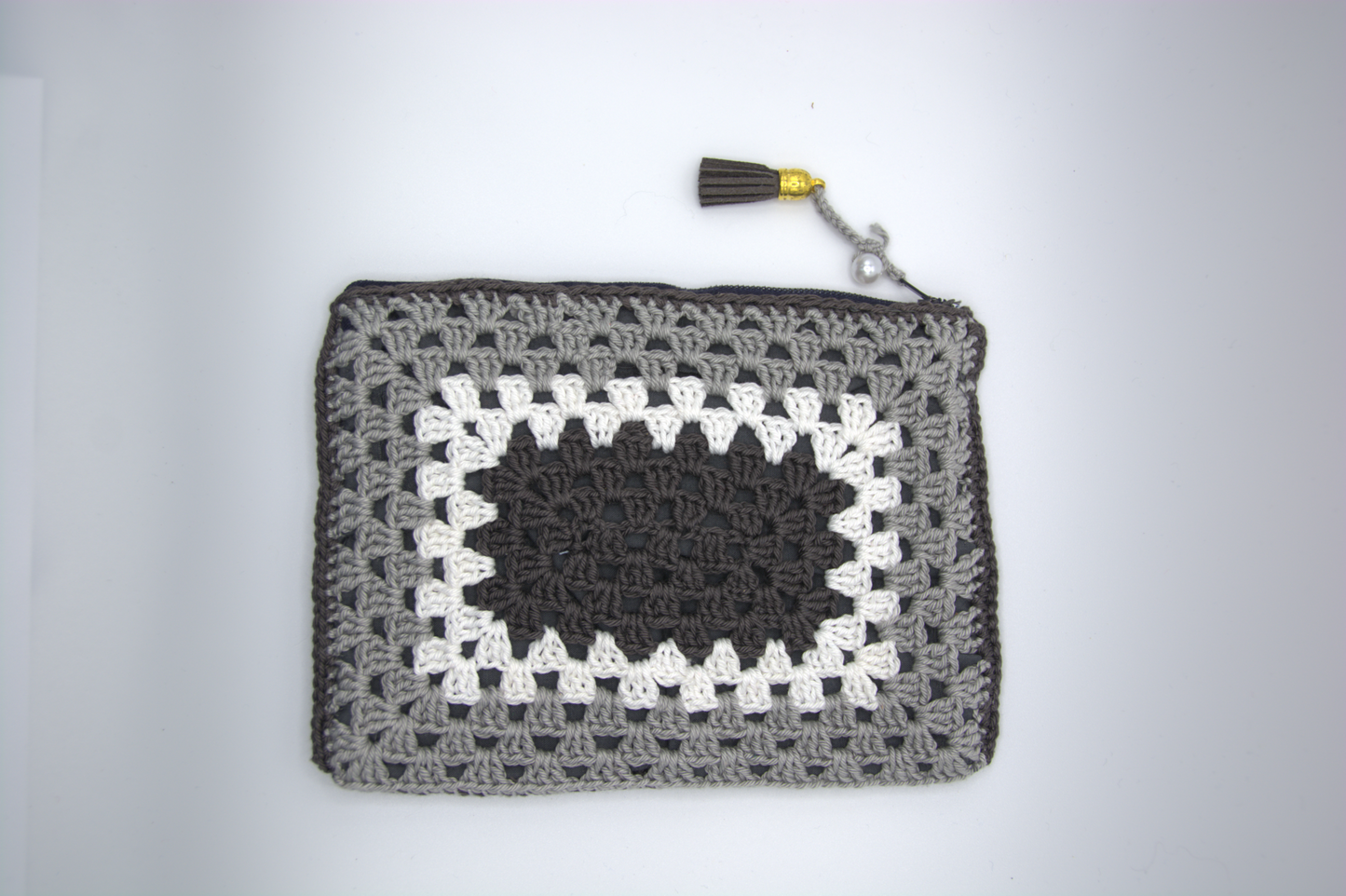 Retro della pochette maxi grigio nebbia lavorata all'uncinetto