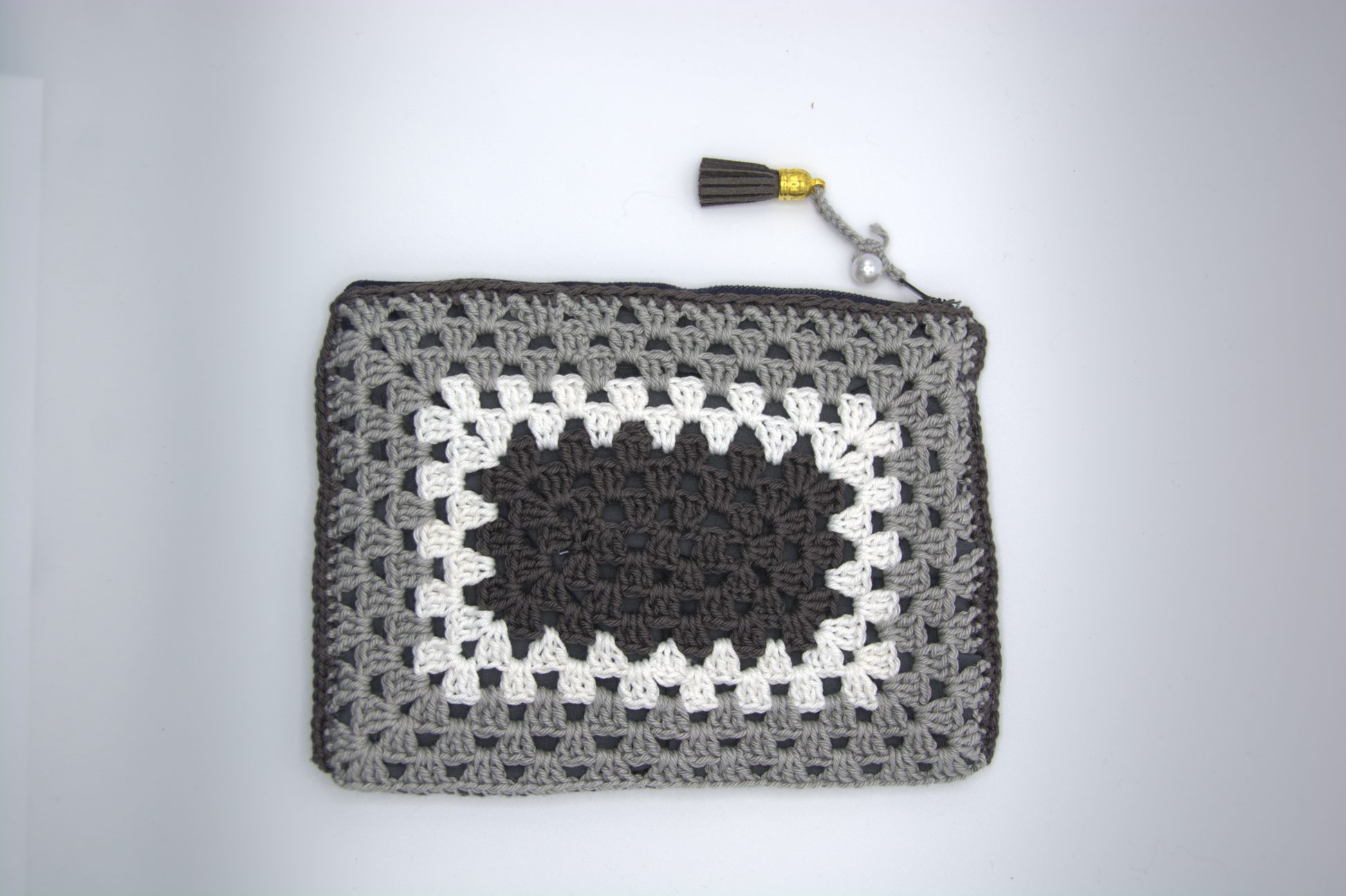 Retro della pochette maxi grigio nebbia lavorata all'uncinetto
