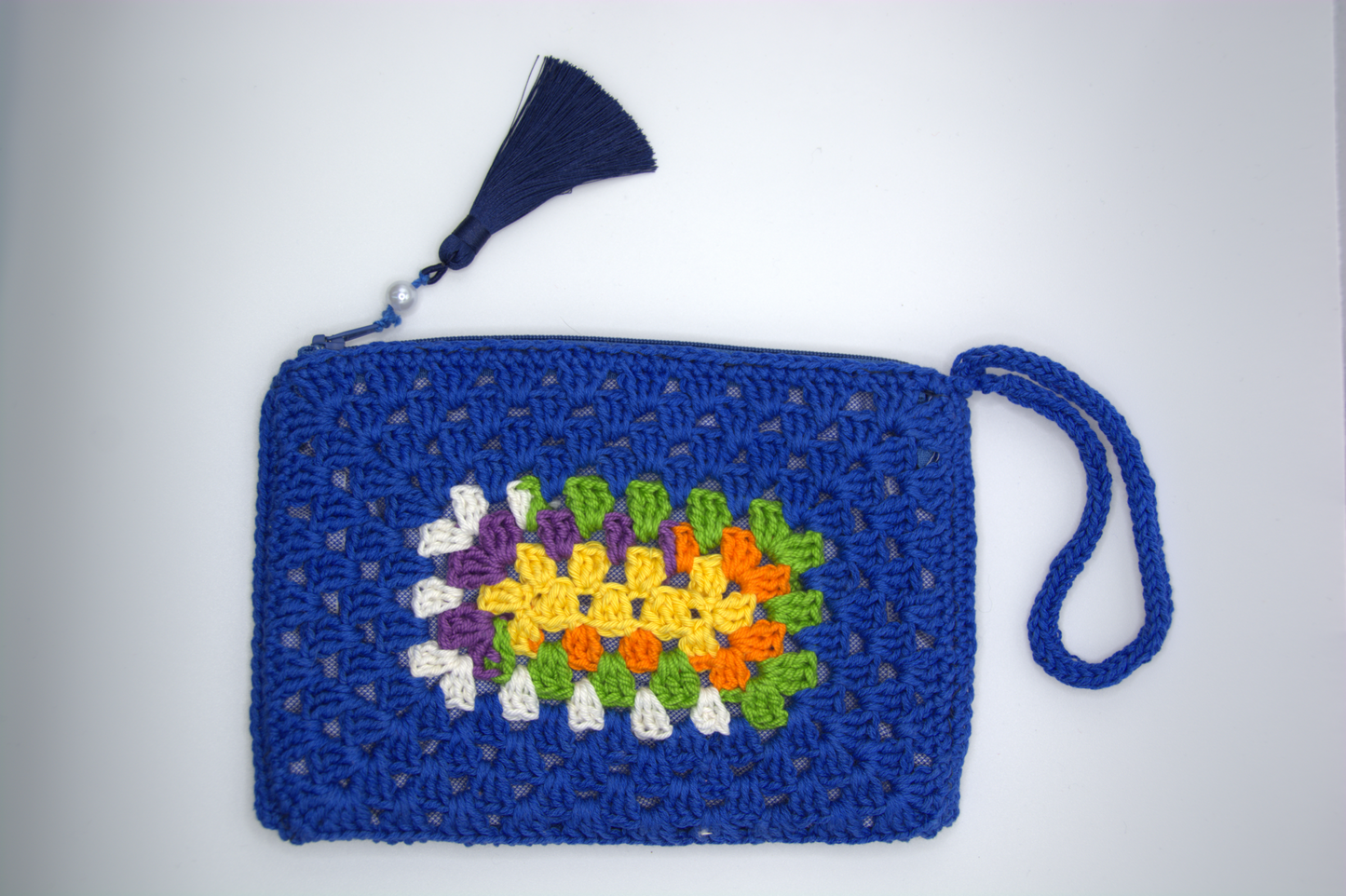 Pochette blu all'uncinetto con chiusura zip e dettaglio pendente