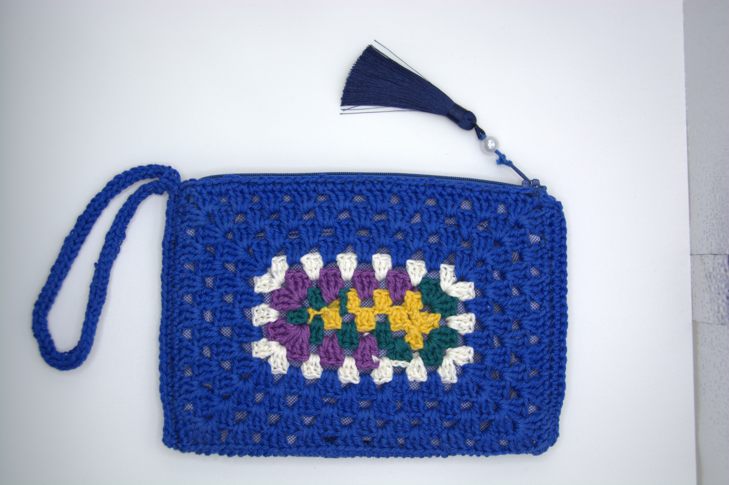 Retro della pochette blu lavorata all'uncinetto