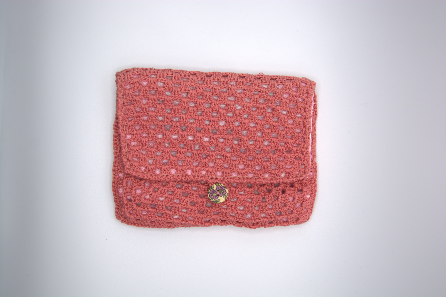 Pochette a busta rosa antico all'uncinetto con patta e bottone gioiello