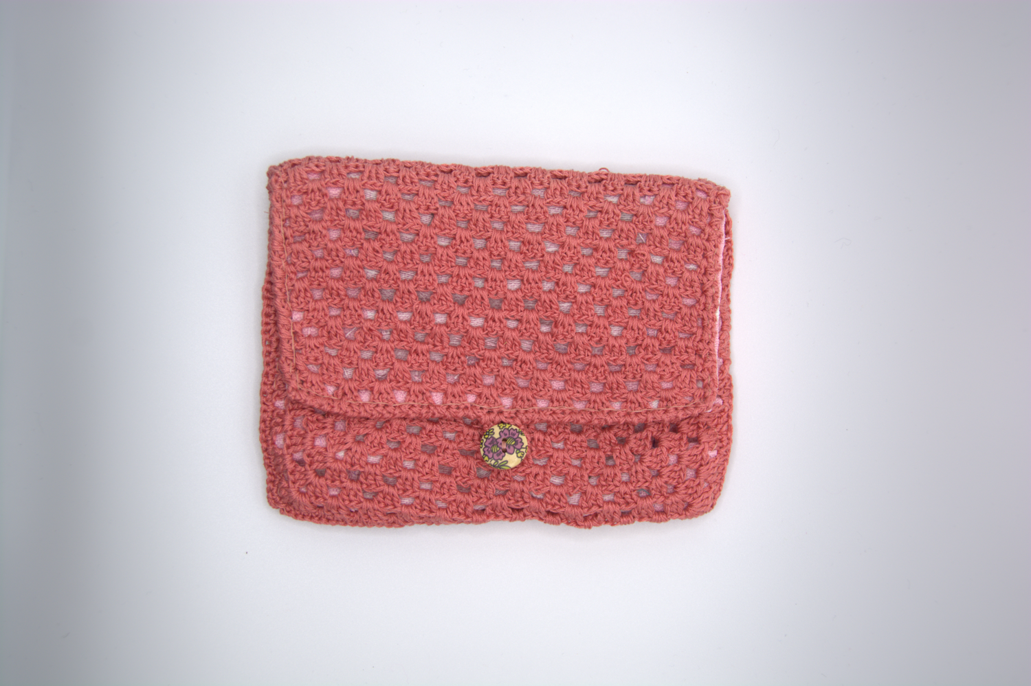 Pochette a busta rosa antico all'uncinetto con patta e bottone gioiello