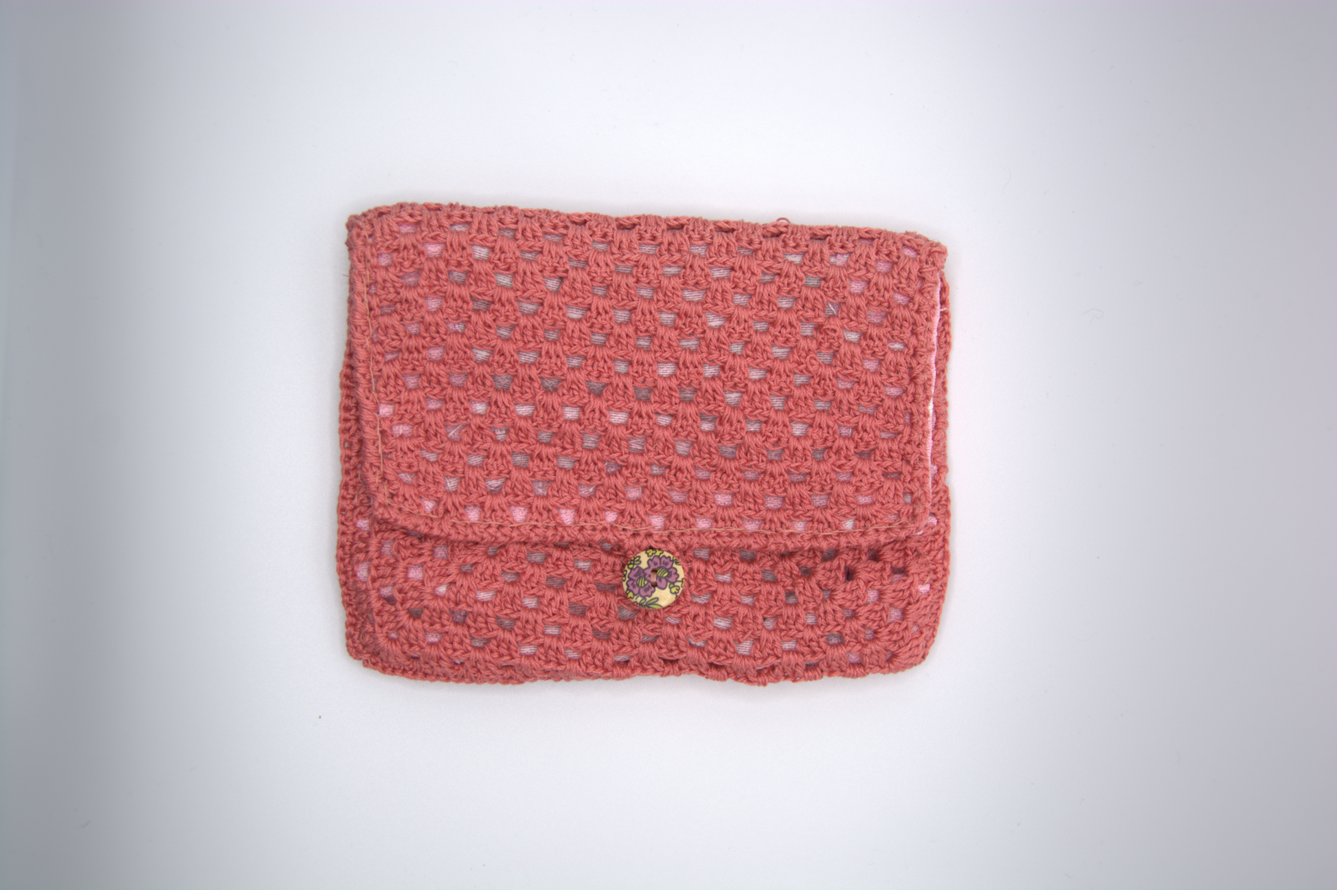 Pochette a busta rosa antico all'uncinetto con patta e bottone gioiello