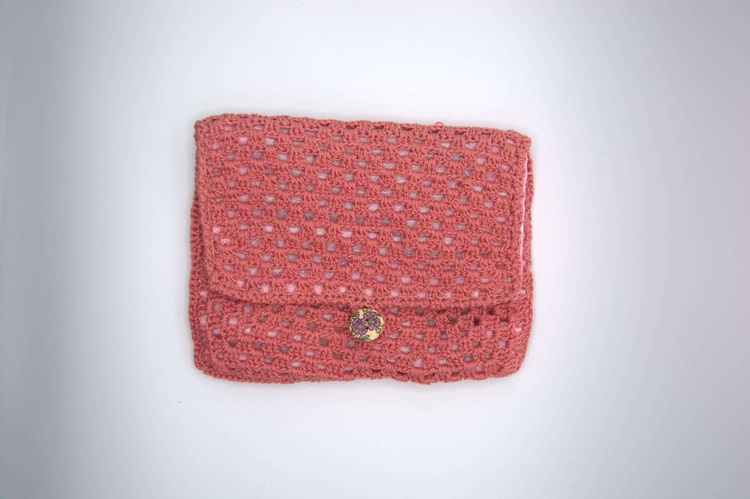Pochette a busta rosa antico all'uncinetto con patta e bottone gioiello