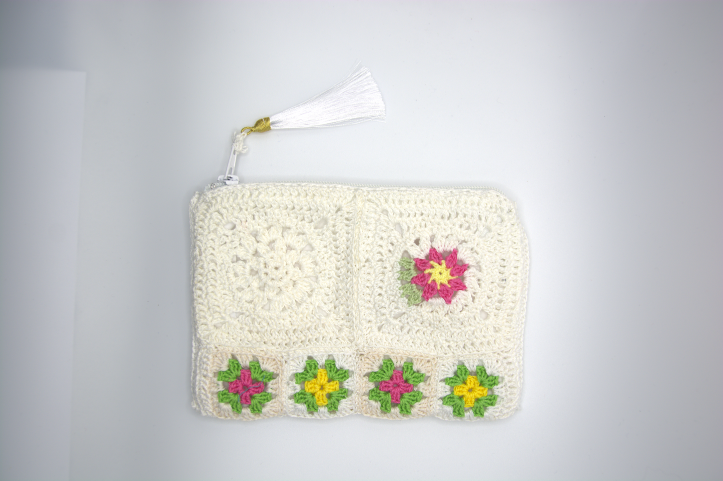 Retro della pochette bianco latte lavorata all'uncinetto