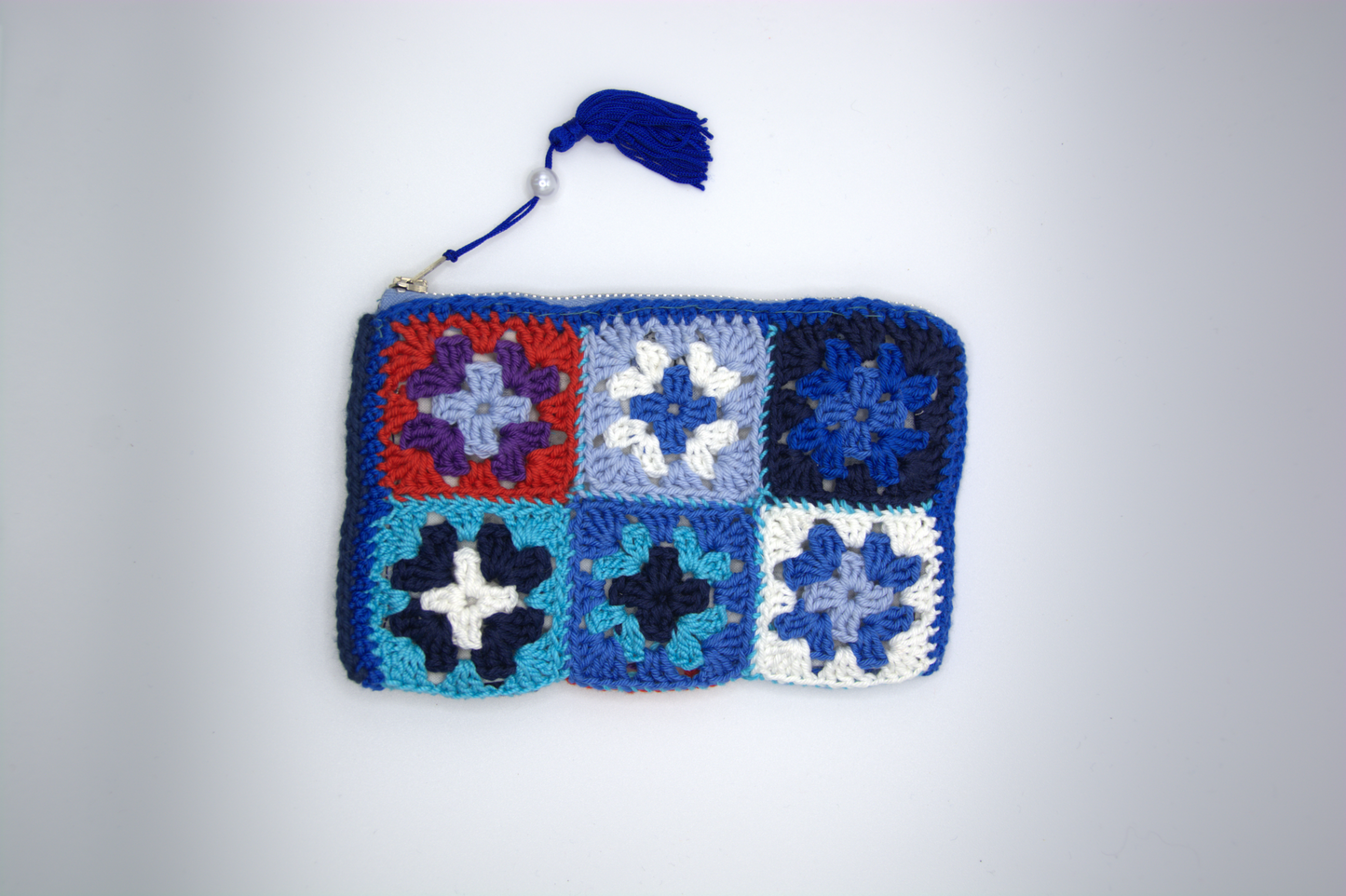 Retro della pochette blu notte lavorata all'uncinetto con motivi granny