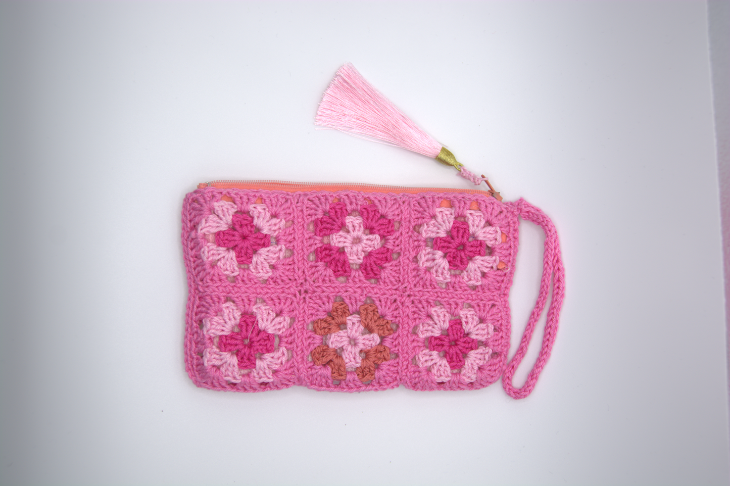 Pochette rosa all'uncinetto con sei fiori granny zip polsino e nappina
