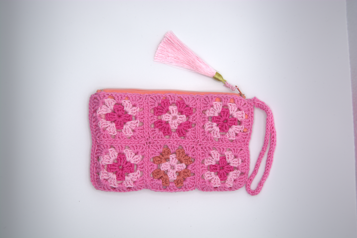 Pochette rosa all'uncinetto con sei fiori granny zip polsino e nappina