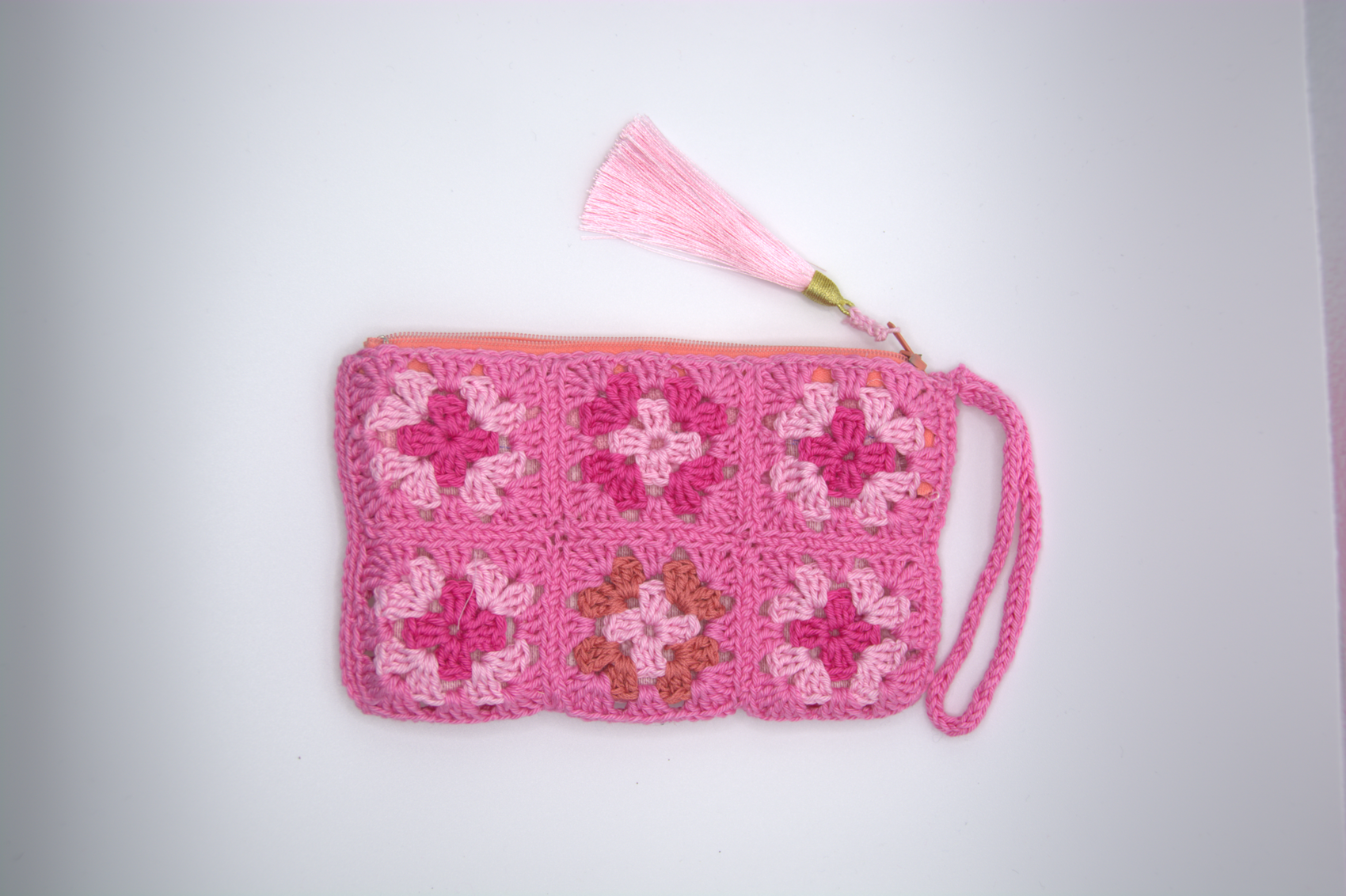 Pochette rosa all'uncinetto con sei fiori granny zip polsino e nappina
