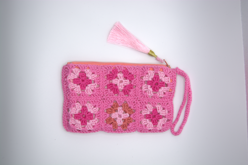 Pochette rosa all'uncinetto con sei fiori granny zip polsino e nappina