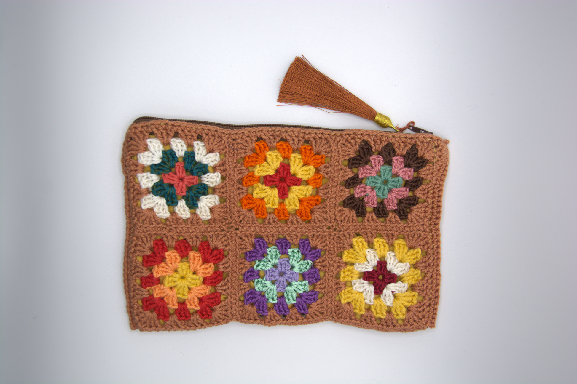 Pochette color terra all'uncinetto con fiori granny multicolore