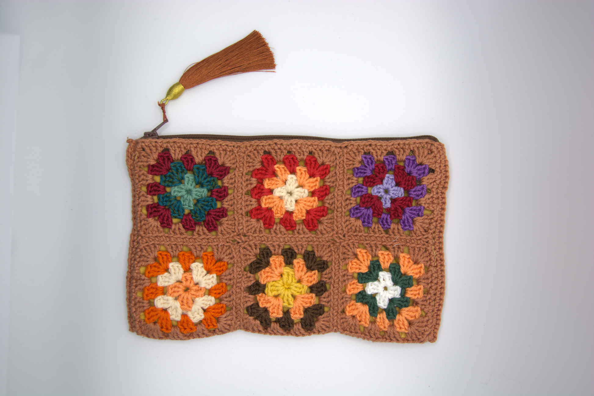 Retro della pochette color terra all'uncinetto con motivi granny