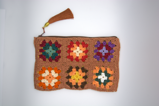 Retro della pochette color terra all'uncinetto con motivi granny