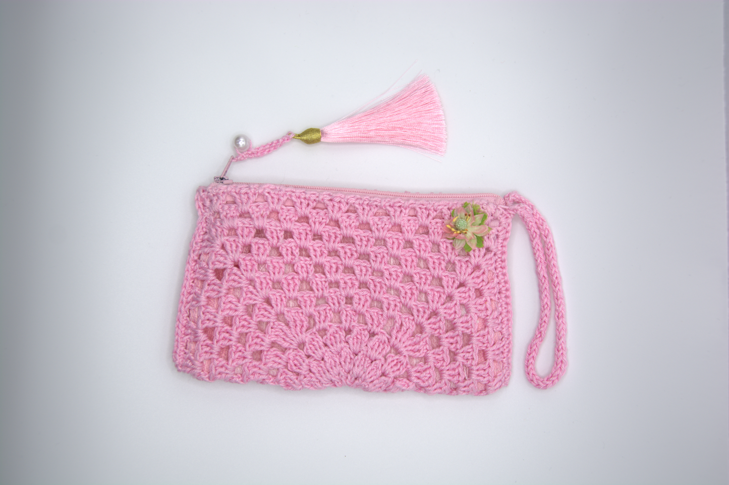 Pochette rosa all'uncinetto con motivo a ventagli zip polsino e nappina