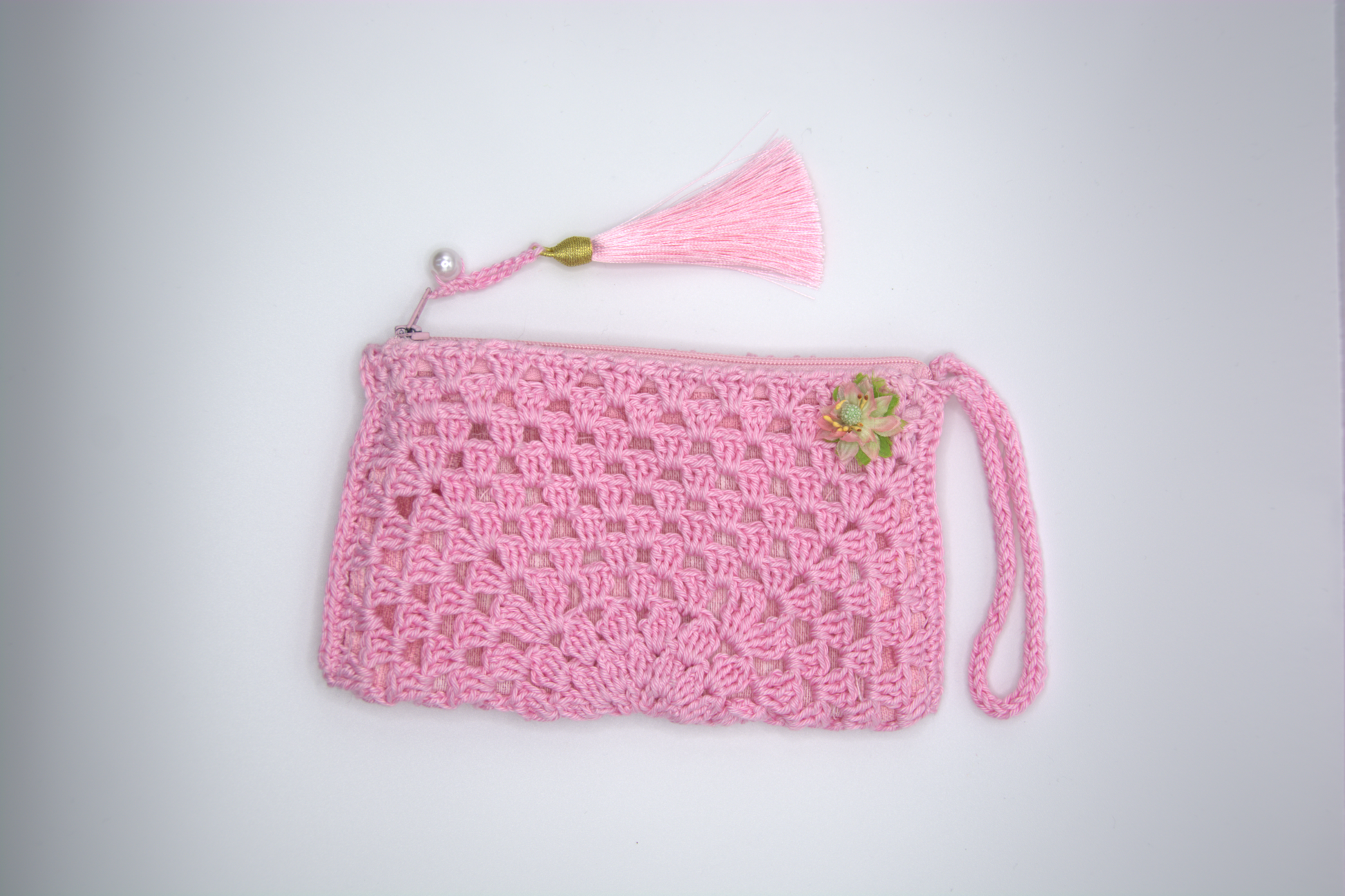 Pochette rosa all'uncinetto con motivo a ventagli zip polsino e nappina