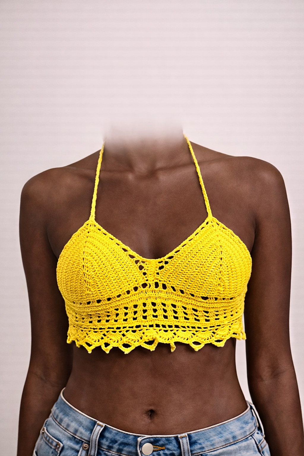 Top bikini giallo all'uncinetto indossato su pelle scura