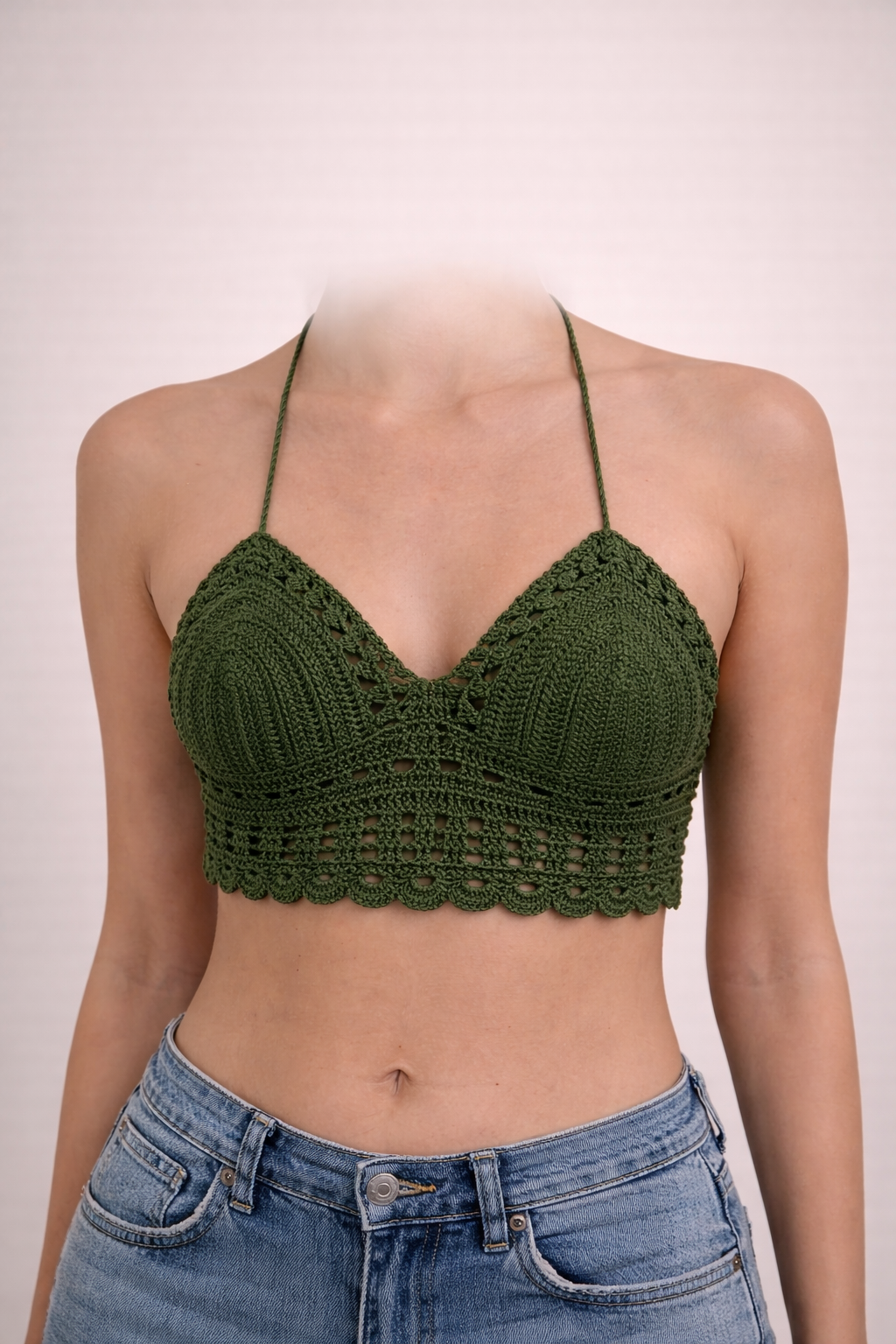 Top bikini verde scuro all'uncinetto con bordo lavorato indossato