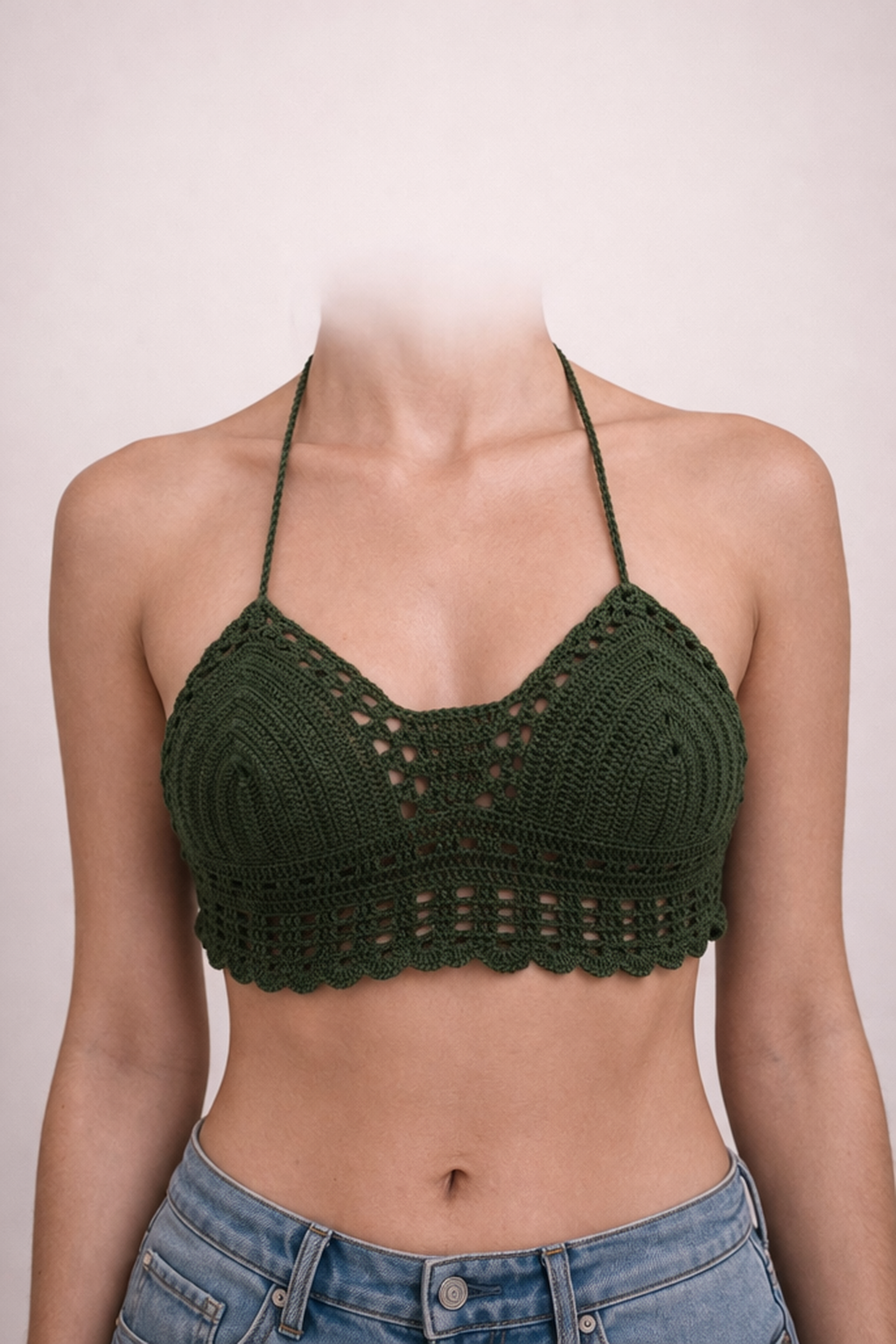 Top bikini verde scuro all'uncinetto con coppe a triangolo indossato