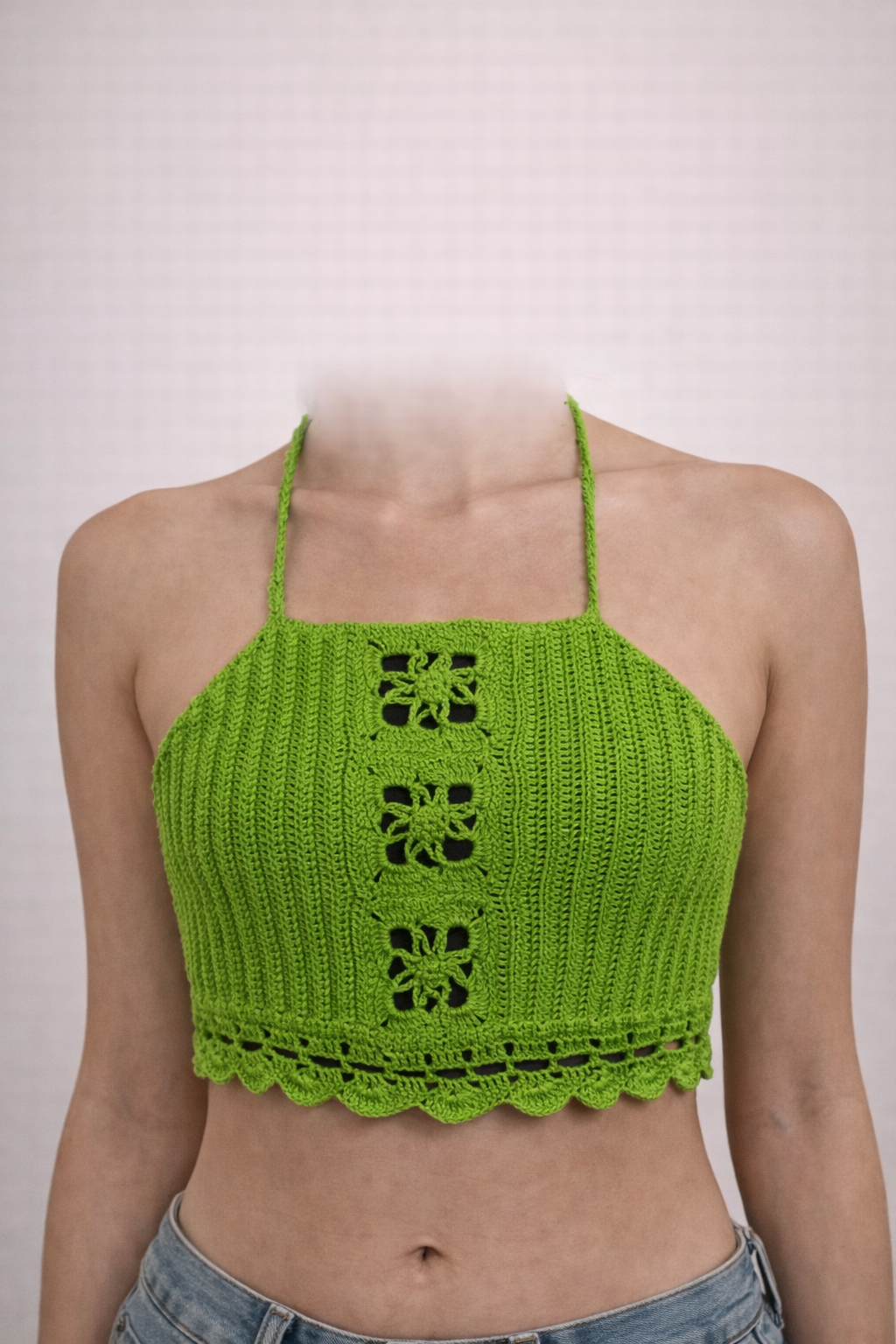 Top verde erba all'uncinetto con tre motivi traforati indossato
